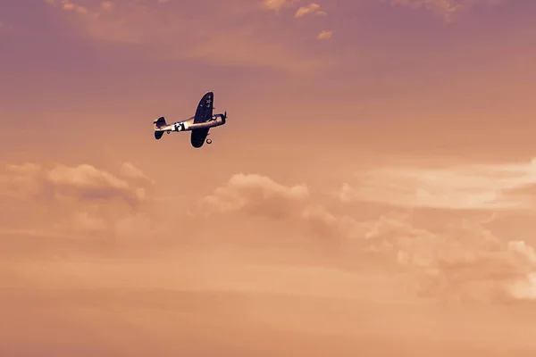 Avión de juguete controlado por radio al atardecer. Modelo RC avión flyin — Foto de Stock