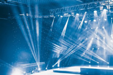 Sahne ışıkları, ışık gösterisi konserinde... Konser ışık gösterisi