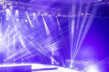 Sahne ışıkları, ışık gösterisi konserinde... Konser ışık gösterisi