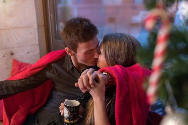 Mutlu genç çift Noel.