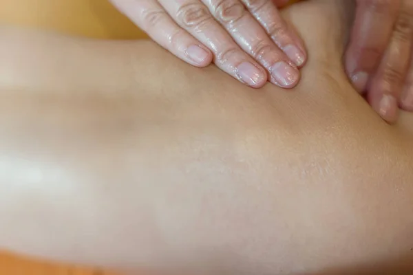Masseur maakt anti-cellulitis massage voor vrouw — Stockfoto