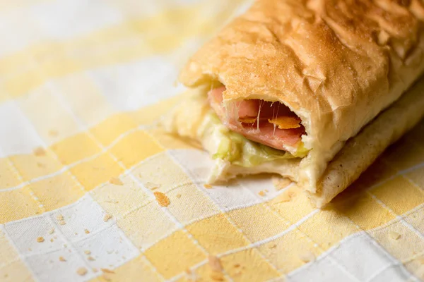 Бутерброд на грилі з паніні. Сирний бутерброд з таненням сиру — стокове фото