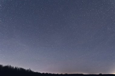 Mavi karanlık gece gökyüzü çok yıldız ile. Milkyway cosmos adam