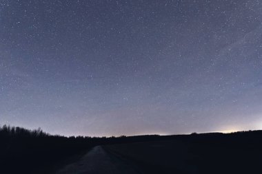 Mavi karanlık gece gökyüzü çok yıldız ile. Milkyway cosmos adam