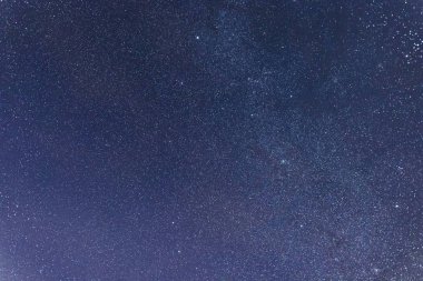 Mavi karanlık gece gökyüzü çok yıldız ile. Milkyway cosmos adam