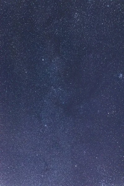 Mavi karanlık gece gökyüzü çok yıldız ile. Milkyway cosmos adam — Stok fotoğraf