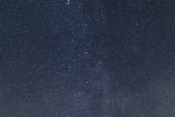 Niebieski Mroczne night niebo z wielu gwiazd. Milkyway kosmos zadumany — Zdjęcie stockowe