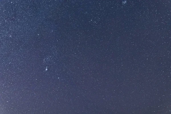 Niebieski Mroczne night niebo z wielu gwiazd. Milkyway kosmos zadumany — Zdjęcie stockowe