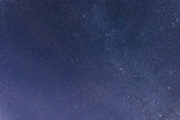 Blå, mörka natthimlen med många stjärnor. Milkyway kosmos bak — Stockfoto