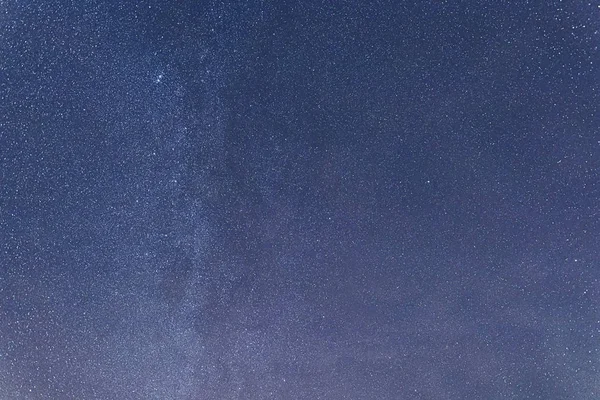 Modrá tmavá noční obloha s mnoha hvězdami. Milkyway cosmos poza — Stock fotografie
