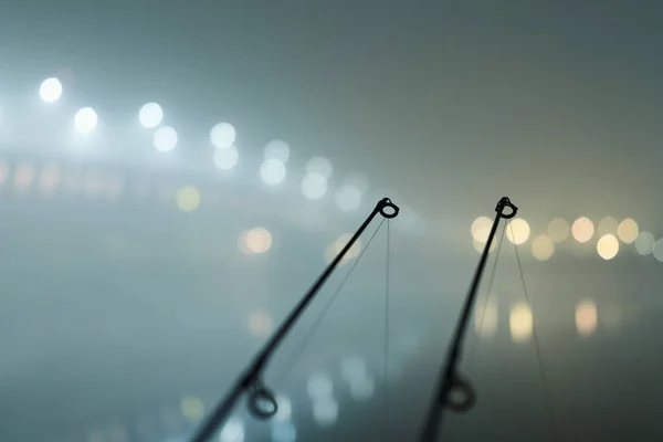 Varas de carpa na noite nebulosa. Edição urbana. Pesca nocturna — Fotografia de Stock