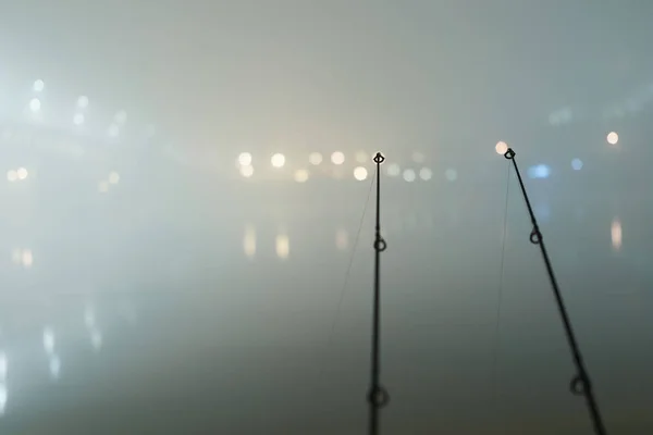 Karpfenruten in nebliger Nacht. Urbane Ausgabe. Nachtfischen — Stockfoto