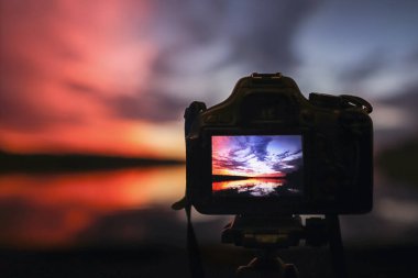 Kamera yakalama günbatımı. Fotoğraf peyzaj görüntüleyin. Kamera gece görünümü