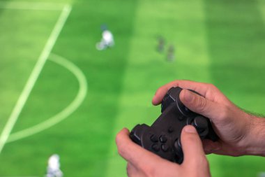 Oyun kumandası joystick konsol oyun oynarken Holding adam.