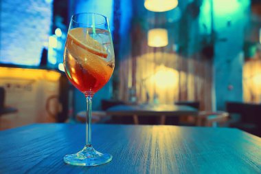 Renkli kokteyl cam portakal ve limon ile