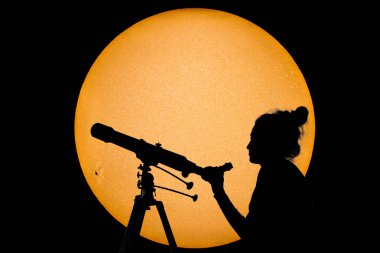 Teleskop güvenli güneş gözlem ile bir kadın silüeti