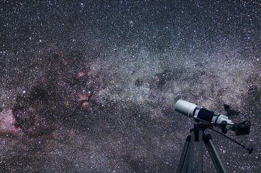 Gece yıldızlı gökyüzünün astronomik teleskop kuğu (kuğu) takımyıldızı. Astrophotography Samanyolu ve Kuğu takımyıldızı. Kuzey haç.