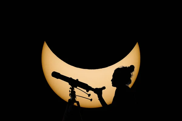 Mulher com telescópio Safe Solar Eclipse observação — Fotografia de Stock