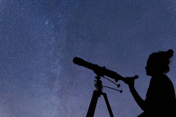 Mujer con telescopio mirando las estrellas. Mujer mirando fijamente y ni —  Fotos de Stock