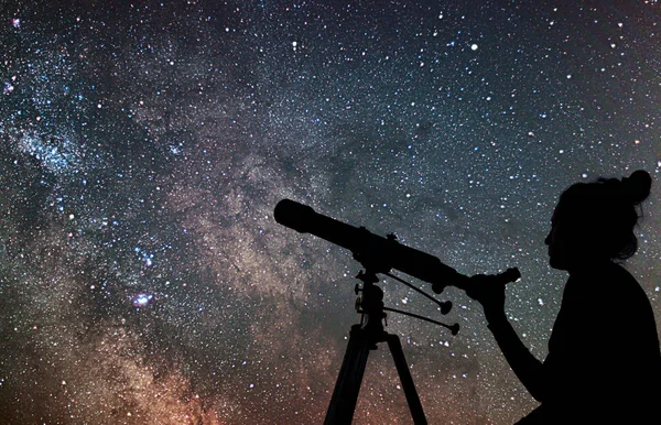 Γυναίκα με τηλεσκόπιο, βλέποντας τα αστέρια. Γυναίκα κοιτούσαμε τα αστέρια και ni — Φωτογραφία Αρχείου