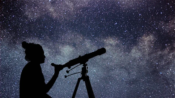 Mujer con telescopio mirando las estrellas. Mujer mirando fijamente y ni —  Fotos de Stock