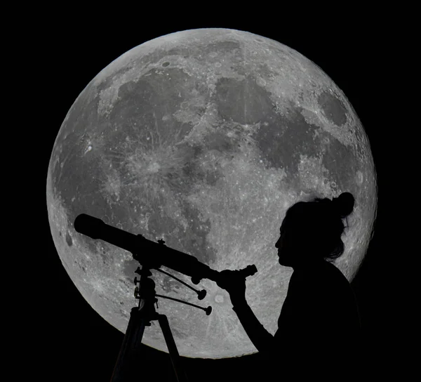 Silhueta de uma mulher com telescópio Moon Observing — Fotografia de Stock