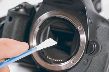 Kirli kamera sensör temizleme. Temizlik ile dijital fotoğraf makinesi