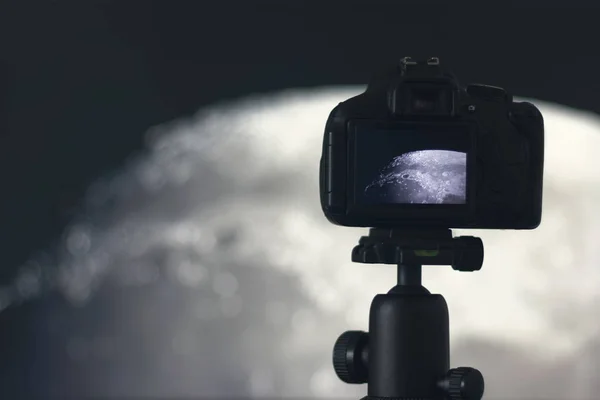 Maan fotografie. Camera met statief vastleggen van de maan. — Stockfoto