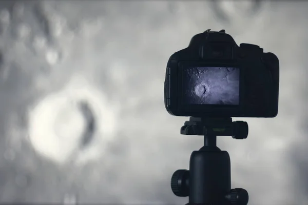 Фотография Луны. Камера с треногой, фиксирующей луну. Коперник — стоковое фото