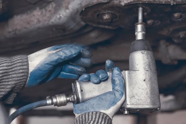 Manos del mecánico de automóviles en el servicio de reparación de automóviles. — Foto de Stock