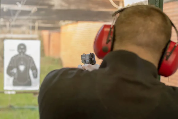 Disparar Com Uma Pistola Homem Disparando Pistola Faixa Tiro — Fotografia de Stock