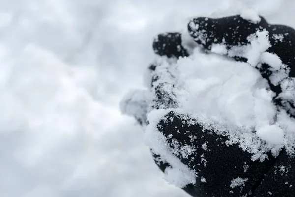 Χιονόμπαλα στο χέρι. Το παιδί κατέχει χιονιά για χειμώνα χιονισμένο — Φωτογραφία Αρχείου