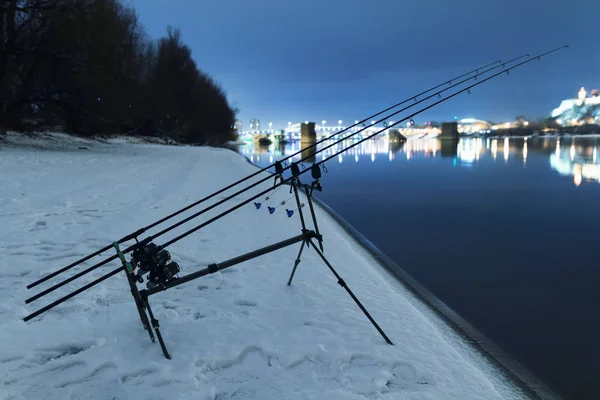 Karper spinnen haspel hengels vissen in winternacht. Nacht vissen — Stockfoto