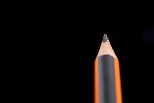 Closeup Of Sharp Pencil (em inglês). Lápis ponto close-up em fundo preto . — Fotografia de Stock