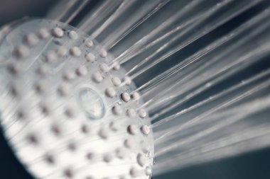 Closeup dökülmesini su akışı ile duş başlığı.