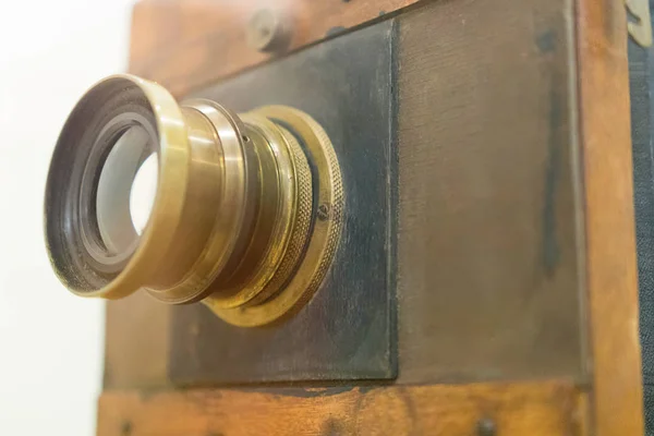 Antique Old photo Camera Closeup. Old vintage wooden camera. — Stock Photo, Image