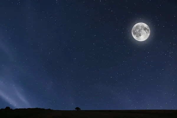 Fondo cielo nocturno con luna y estrellas. Fondo de luna llena . — Foto de Stock