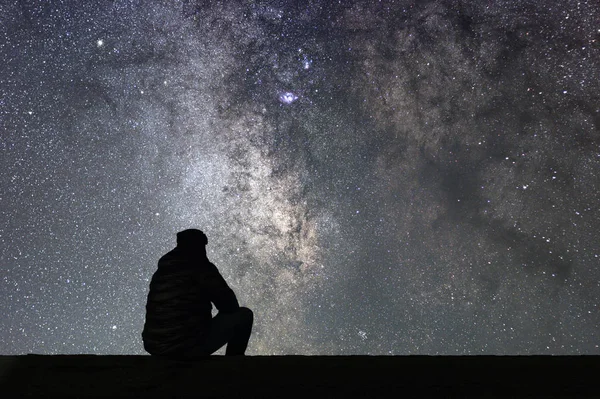 Hombre mirando las estrellas —  Fotos de Stock