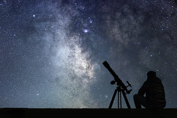 Omul cu telescop astronomic se uită la stele . — Fotografie, imagine de stoc