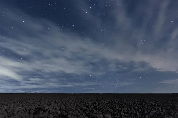 Céu Noturno Nublado com estrelas. Fundo noturno. Céu noturno . — Fotografia de Stock