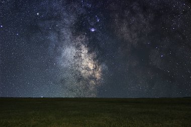 Gece manzara ile renkli Samanyolu çayır üzerinde. Yıldızlı gökyüzü yaz Hills'te ile. Güzel evren. Alan arka plan