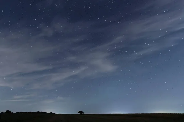 흐린 밤 하늘 별입니다. 밤 배경입니다. 밤 하늘. — 스톡 사진