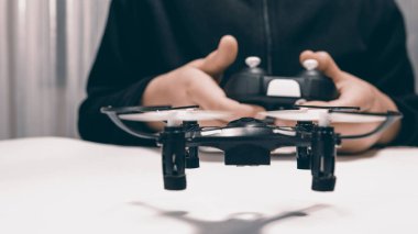 Küçük Quadrocopter dron yakın çekim ile oynayan çocuk.