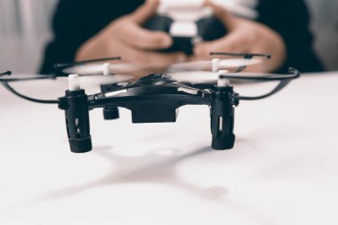 Küçük Quadrocopter dron yakın çekim ile oynayan çocuk.
