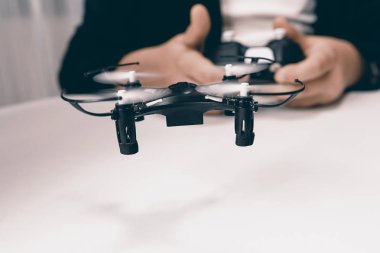 Küçük Quadrocopter dron yakın çekim ile oynayan çocuk.