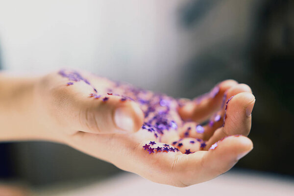 Поднимаю руку. Предложить дружбу. Звездная пыль и магия в руке
.