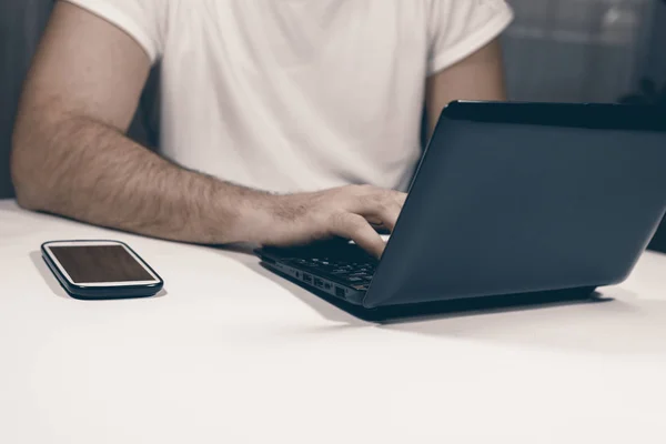 Close-up van de man aan het werk vanuit huis op een laptop. — Stockfoto