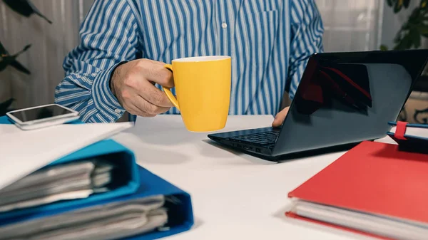 Concept man aan het werk vanuit huis. Kopiëren van ruimte — Stockfoto