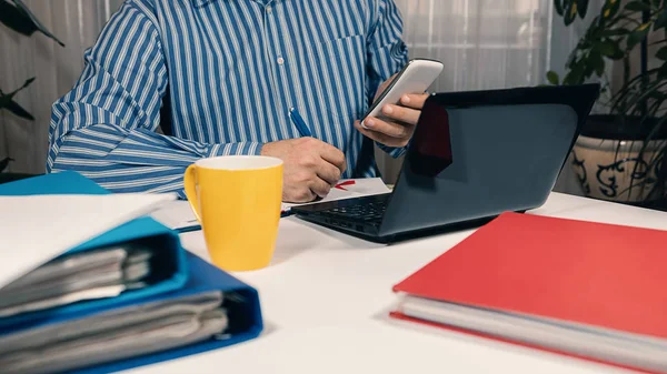 Concept man aan het werk vanuit huis. Kopiëren van ruimte — Stockfoto