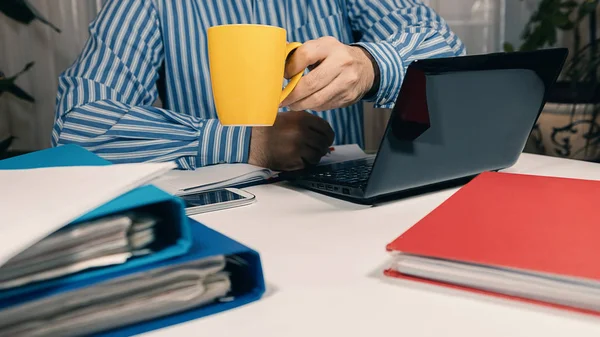 Man zit bij balie werken met laptop vanuit huis — Stockfoto